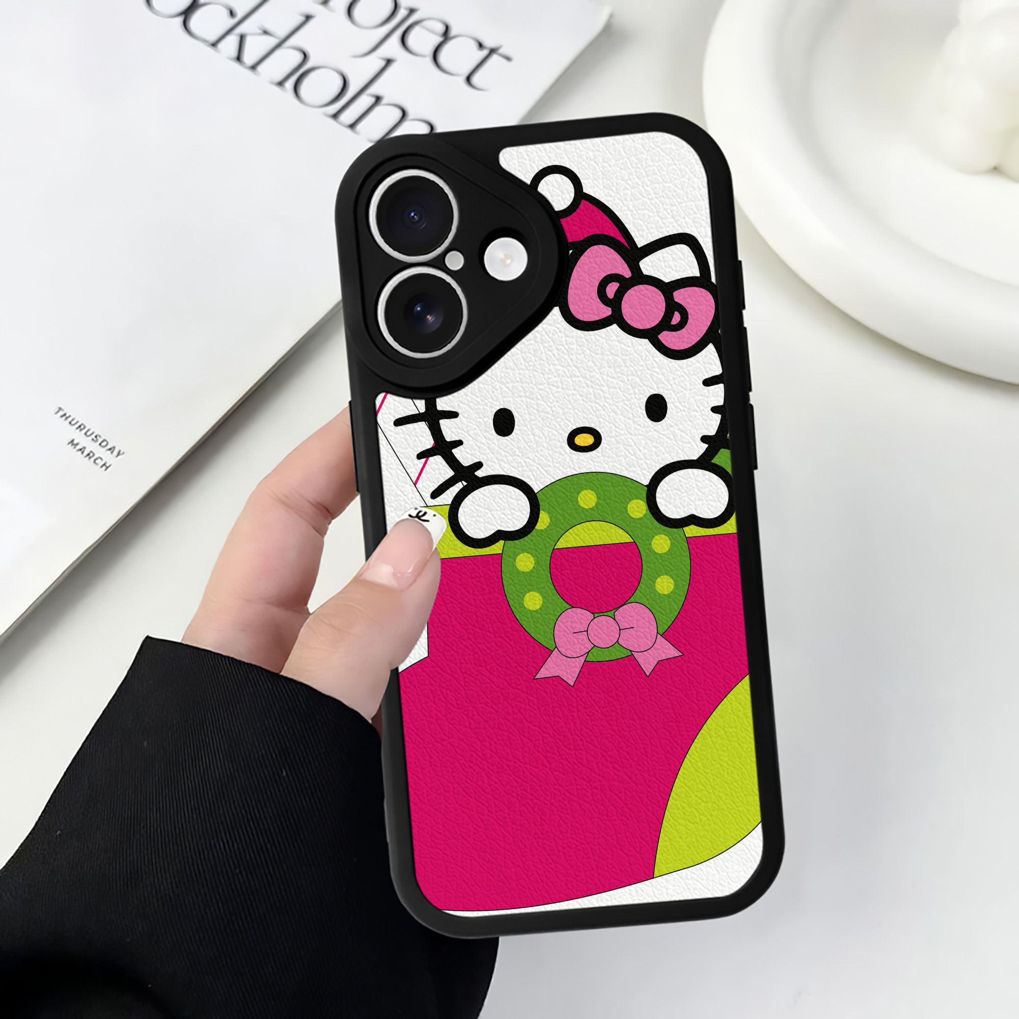 （画像用） Hello Kitty ハローキティ 【iPhone 16シリーズ対応】シリコンスマホケース（レザー調） 材質：シリコン